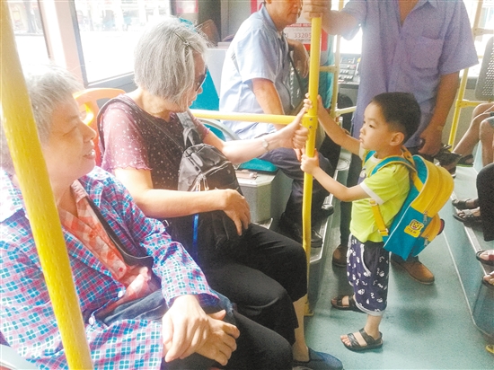 老奶奶遇到了年纪最小的让座者。 老奶奶遇到了年纪最小的让座者。